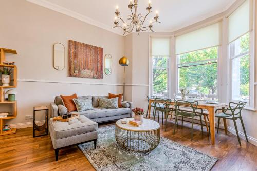 Stylish 2BR flat with terrace in North Kensington — 4-Star Luxury Hotel in London, United Kingdom