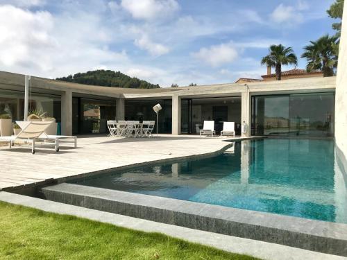 Contemporaine in Bandol, France