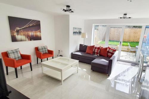 Walnut Flats F2 3 Bedroom with Garden & Patio AC Parking Netflix WIFI Close to Oxford Bicester & Blenheim Palace — 4-Star Luxury Hotel in Oxford, United Kingdom