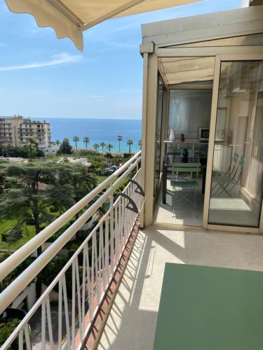 Blue sky palmiers — 4-Star Luxury Hotel in Cannes, France