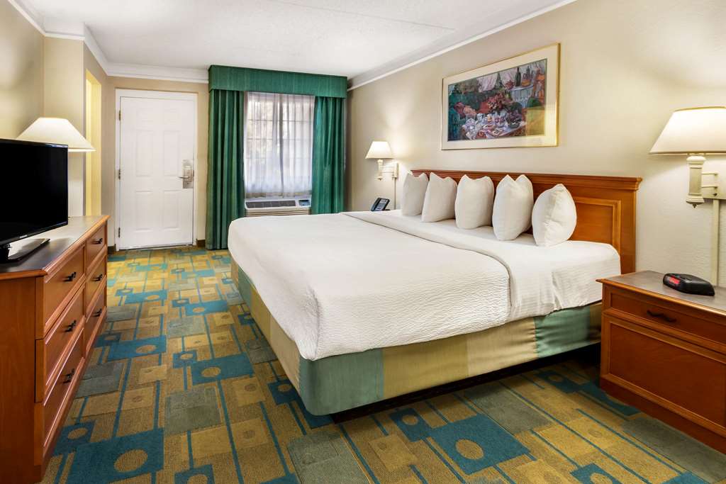 La Quinta Inn by Wyndham Albuquerque Northeast - photo 12