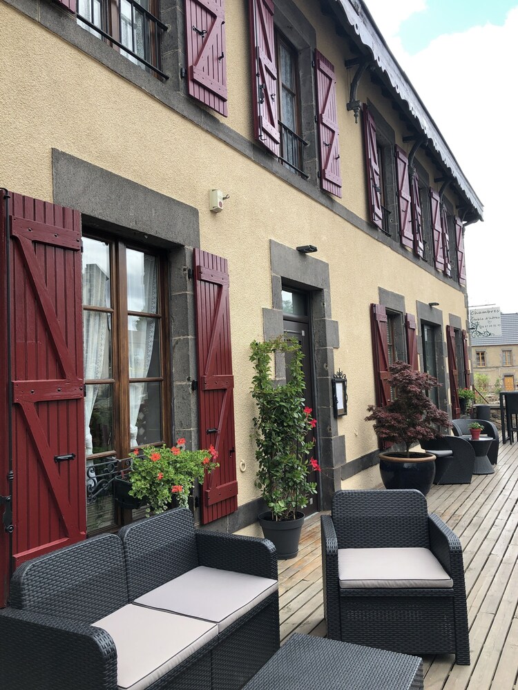 A l'Aube des Volcans - carbon neutral hotel in Riom