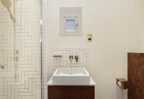 Bright 1BR Flat Walk to Hyde Park Queensway and Paddington — 5-Star Luxury Hotel in London, United Kingdom