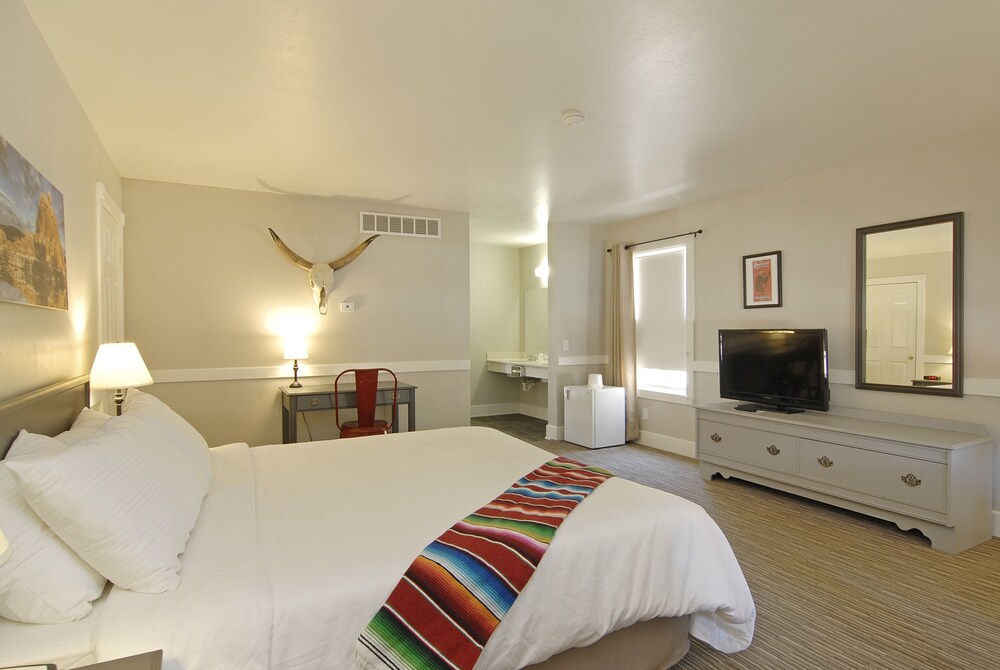 Palm Canyon Hotel & RV Resort - photo 4