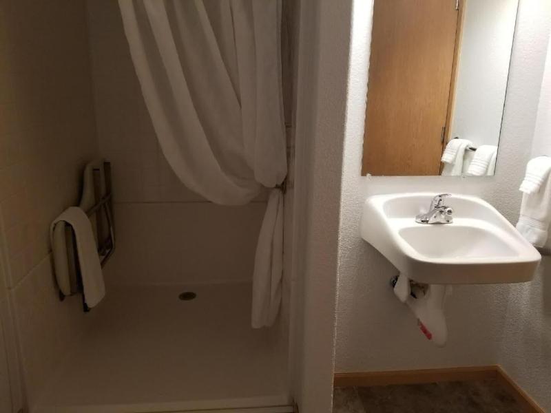 Howard's Motel - photo 10