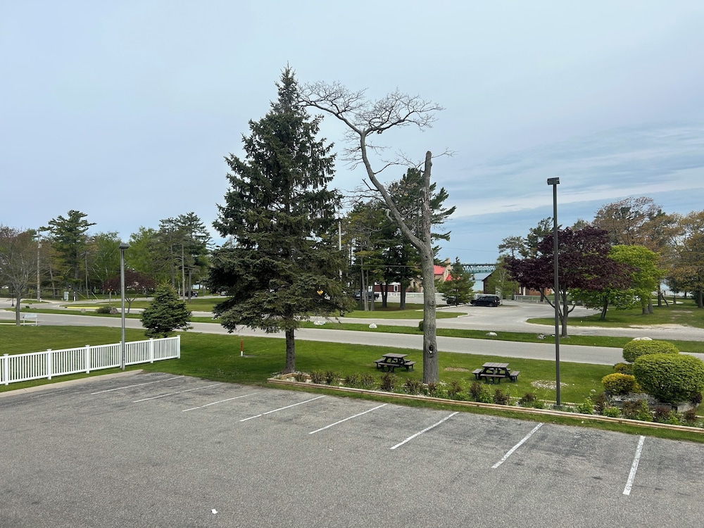 Super 8 by Wyndham Bridgeview of Mackinaw City - photo 35