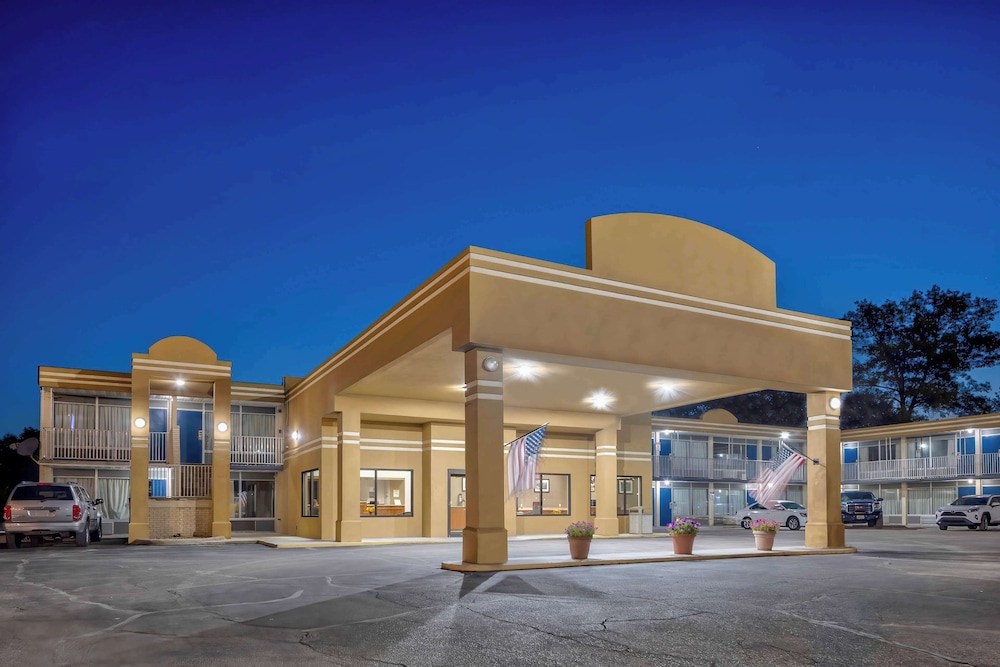 Motel 6 Effingham IL — 4-Star Luxury Hotel in Effingham, United States
