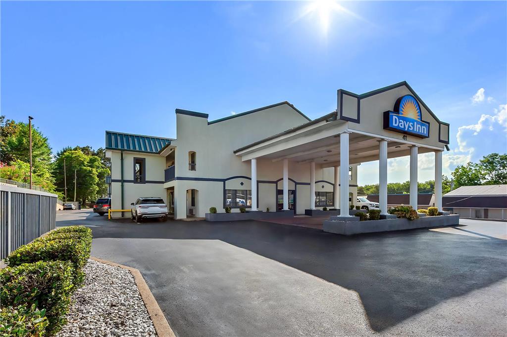 Days Inn By Wyndham Lexington — Lexington