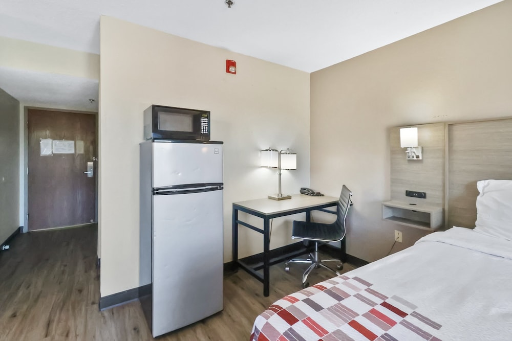 Red Roof Inn & Suites Fayetteville Fort Bragg - photo 15