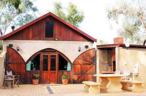 Outback Cellar & Country Cottage — 4-Star Luxury Hotel in Dubbo, Australia
