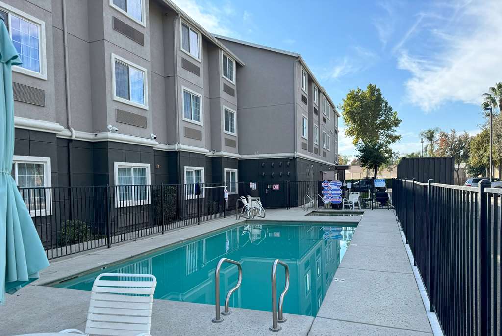 La Quinta Inn & Suites by Wyndham Tulare - photo 15