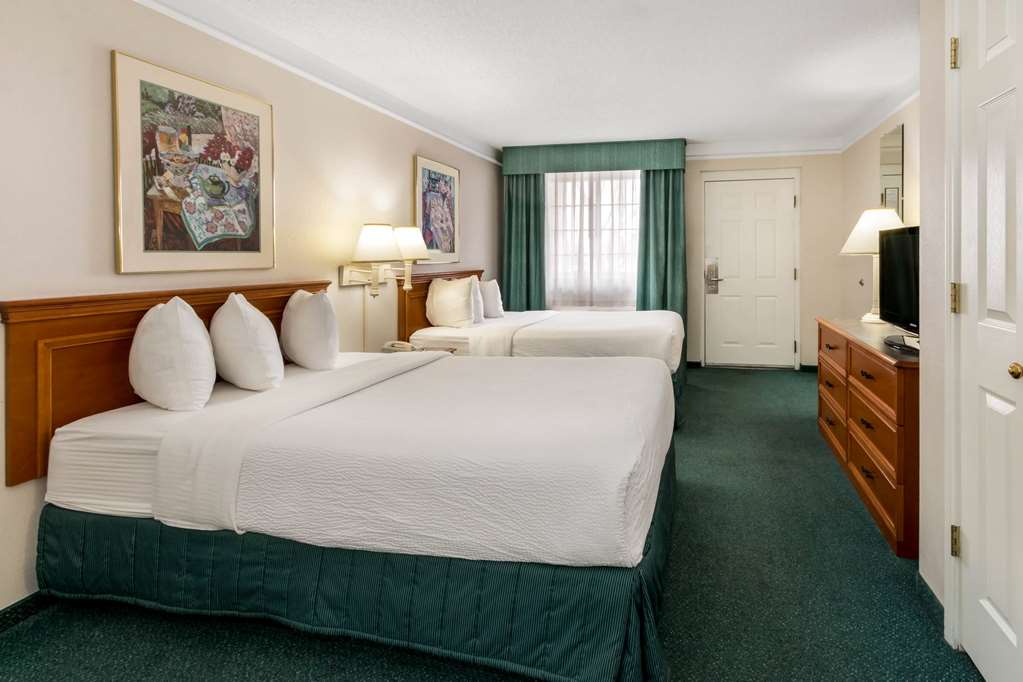 La Quinta Inn by Wyndham Albuquerque Northeast - photo 17
