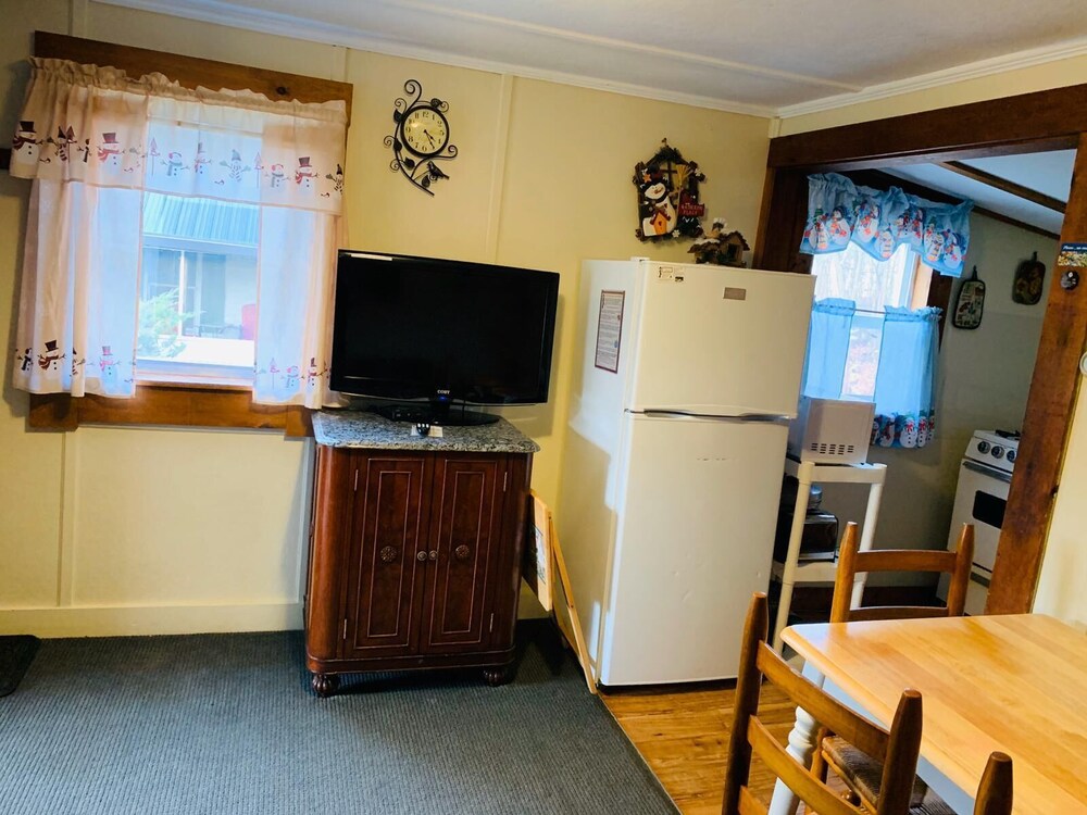 Carroll Motel & Cottages - photo 22