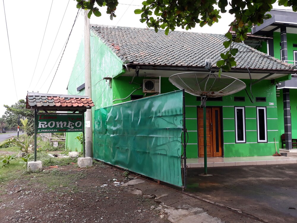 Pondok Indah Beach Hotel — hotel in Sidareja