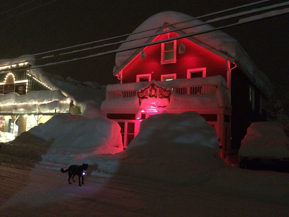 Redlight Historic Bunk Hotel and Speakeasy - carbon neutral hotel in Truckee