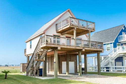 Seaside Sanctuary Adorable Beach A Frame Decks — 4-Star Luxury Hotel in Surfside Beach, United States