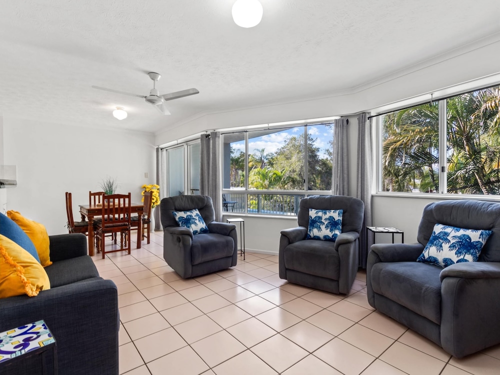 Spacious Hervey Bay Apartment with Rooftop Access — 4-Star Luxury Hotel in Torquay, Australia