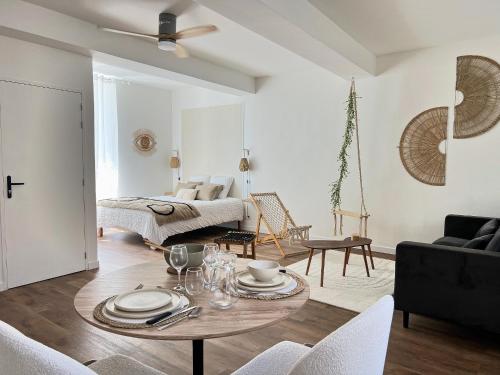 Les Loges Des Coteaux Loge 1 Luxury Lodges with Jacuzzi — hotel in Blaye