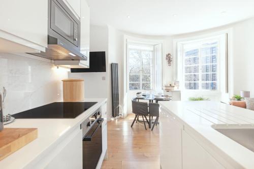 Luxury 2 Bedroom Flat In Royal Crescent — 4-Star Luxury Hotel in London, United Kingdom