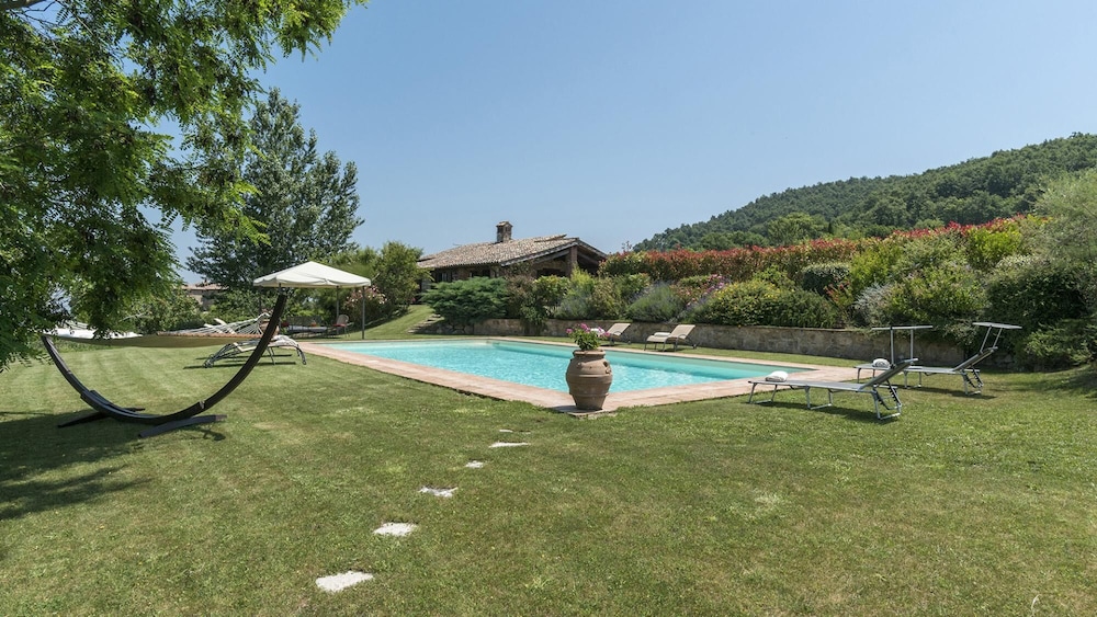 Casale Al Doglio 6&1 Emma Villas — 4-Star Luxury Hotel in San Venanzo, Italy