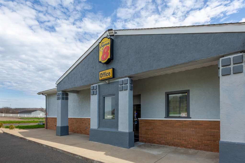 Super 8 by Wyndham Newcomerstown in Newcomerstown, United States