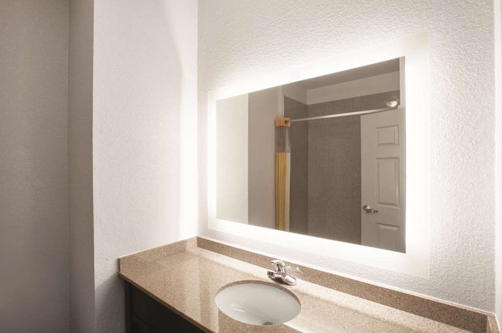 La Quinta Inn & Suites by Wyndham Mansfield TX - photo 19
