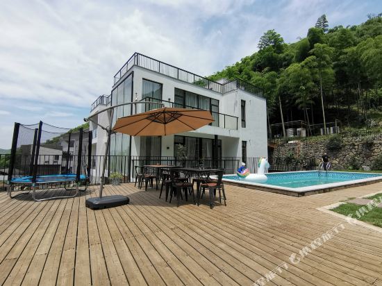 As Summer Flowers in Deqing, People's Republic of China