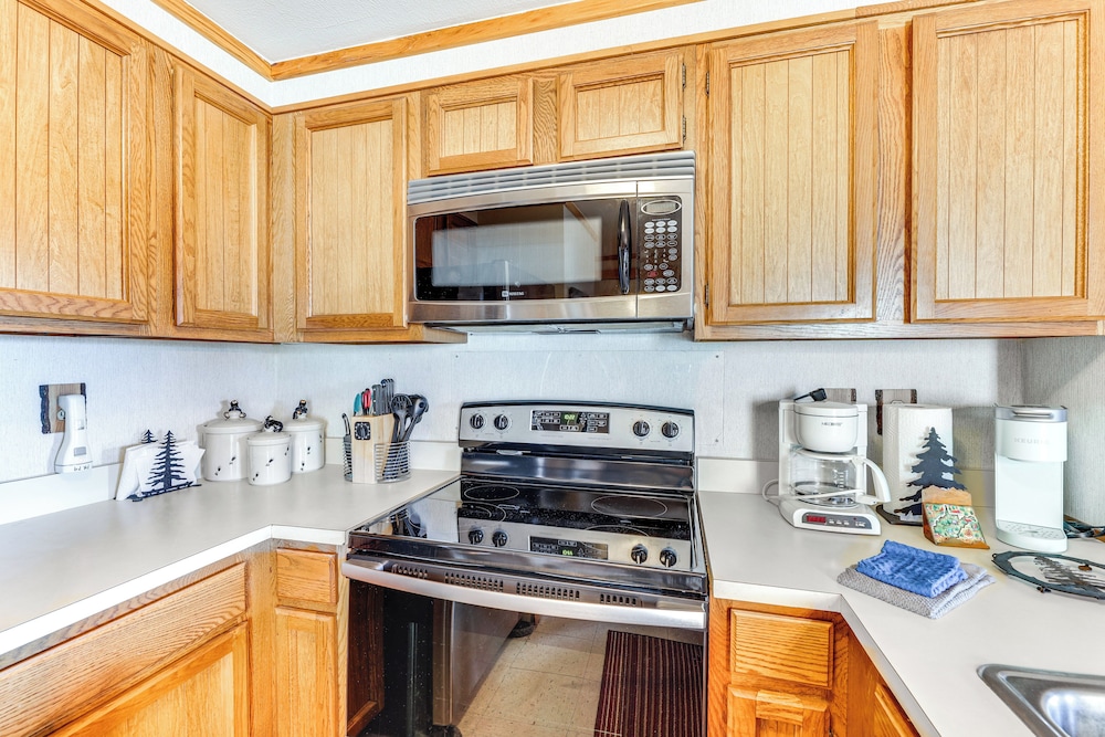 Located in Snowshoe Resort: Townhome w Deck - photo 10