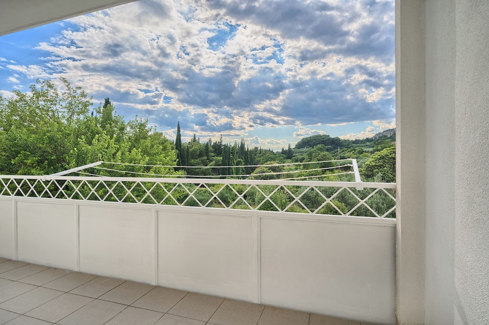Adriatic Retreat Meje 4 min to the beach — 4-Star Luxury Hotel in Split, Croatia