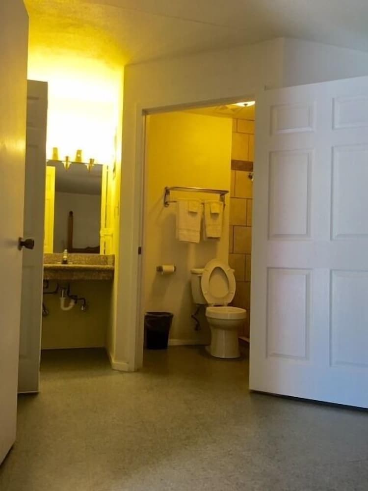 Ranch House Inn and Suites - photo 32