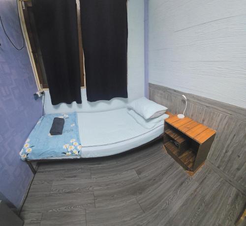 204 Olan Place Spacious Studio with fan and Wi fi near BTS Skytrain