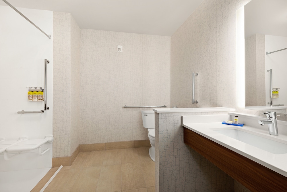 Holiday Inn Express and Suites Beaver Dam - photo 16