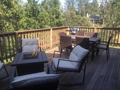 Pet Friendly Grizzly Blair Lodge Cabin — 4-Star Luxury Hotel in Groveland, United States