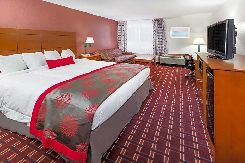 Ramada by Wyndham Medford Hotel and Conference Center - photo 11