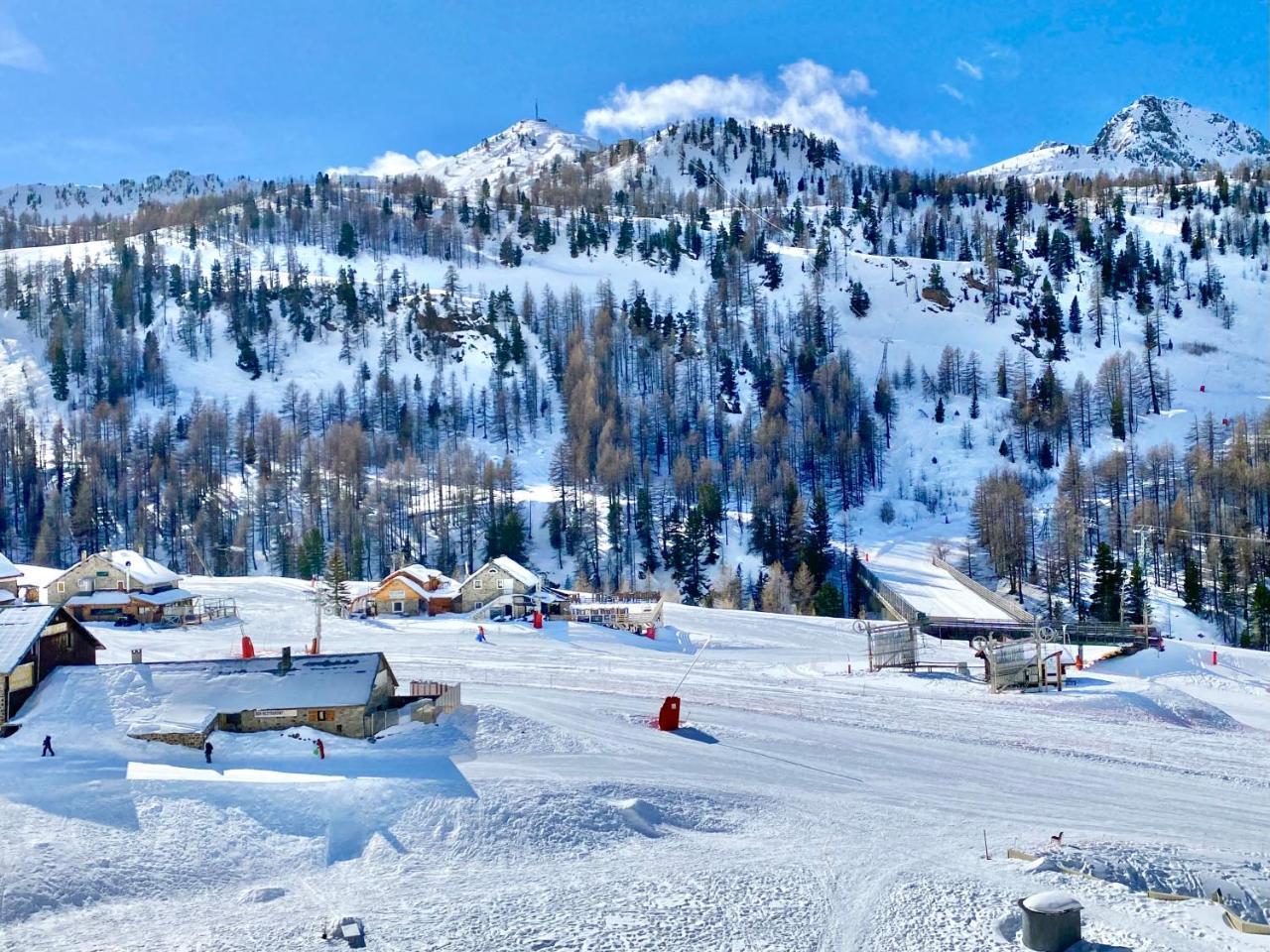 Isola Front de Neige Studio - carbon neutral hotel in Unknown City