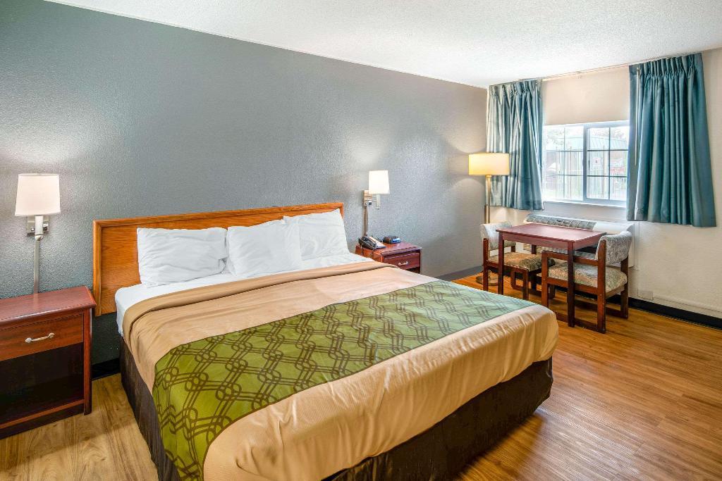 Econo Lodge Inn & Suites Spokane - photo 7