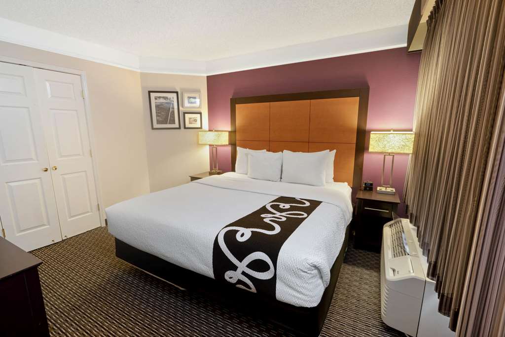 La Quinta Inn & Suites by Wyndham Phoenix Scottsdale - photo 33