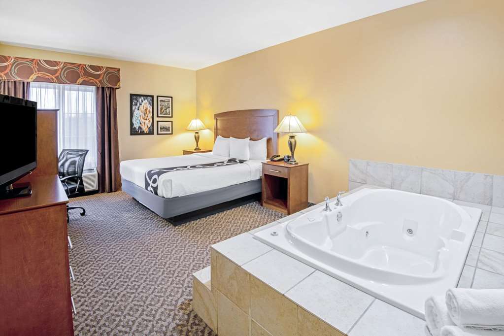 La Quinta Inn & Suites by Wyndham Lawton Fort Sill - photo 30