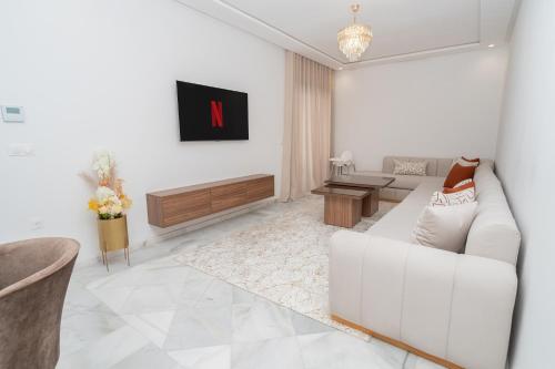 Glorious Garden Appartement Familial Espaces Verts Proche Aéroport Parking WIFI AC IPTV — 4-Star Luxury Hotel in Tangier, Morocco