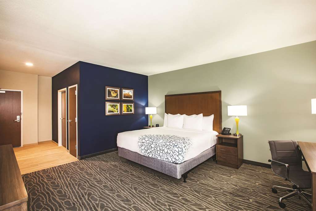 La Quinta Inn & Suites by Wyndham Wichita Northeast - featured photo