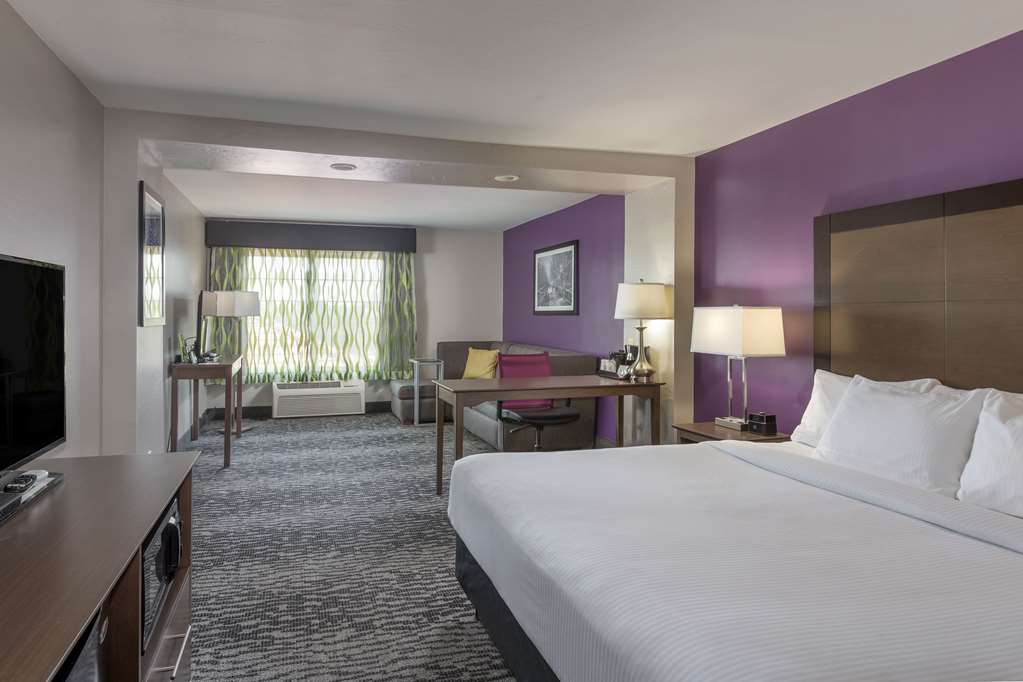 La Quinta Inn & Suites by Wyndham Visalia Sequoia Gateway - photo 27