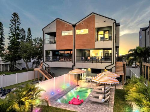 Walk2Beach Heated Salt Pool Pool Table GameRoom — 4-Star Luxury Hotel in Indian Rocks Beach, United States