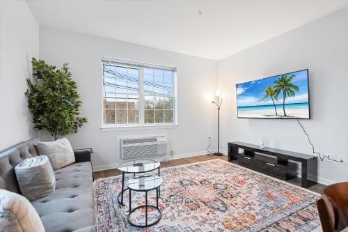Modern 2BR 2BA Condo Sleeps 8 with Gym Laundry 20 Min to NYC — 4-Star Luxury Hotel in Jersey City, United States