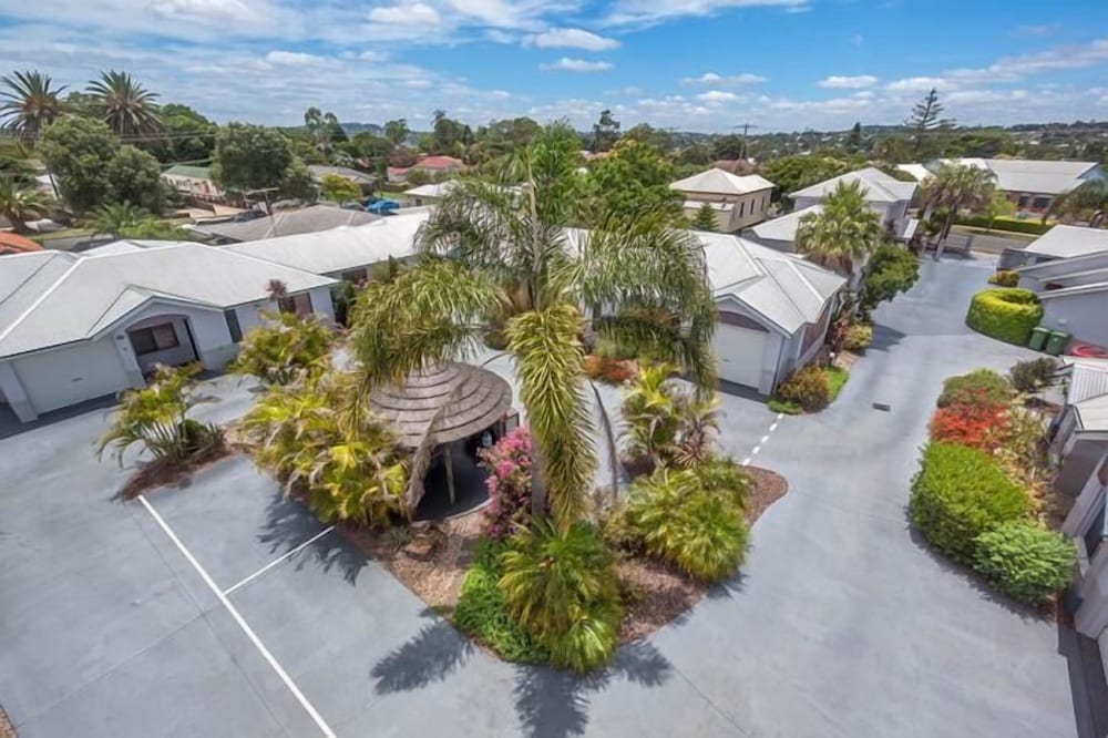 Annand Mews Serviced Apartments — 4-Star Luxury Hotel in Harristown, Australia