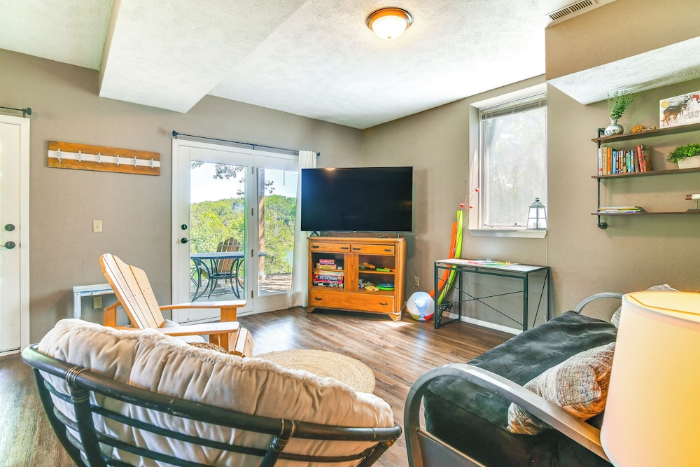 Reeds Spring Retreat with Lakeview Deck and Grill — hotel in Shell Knob