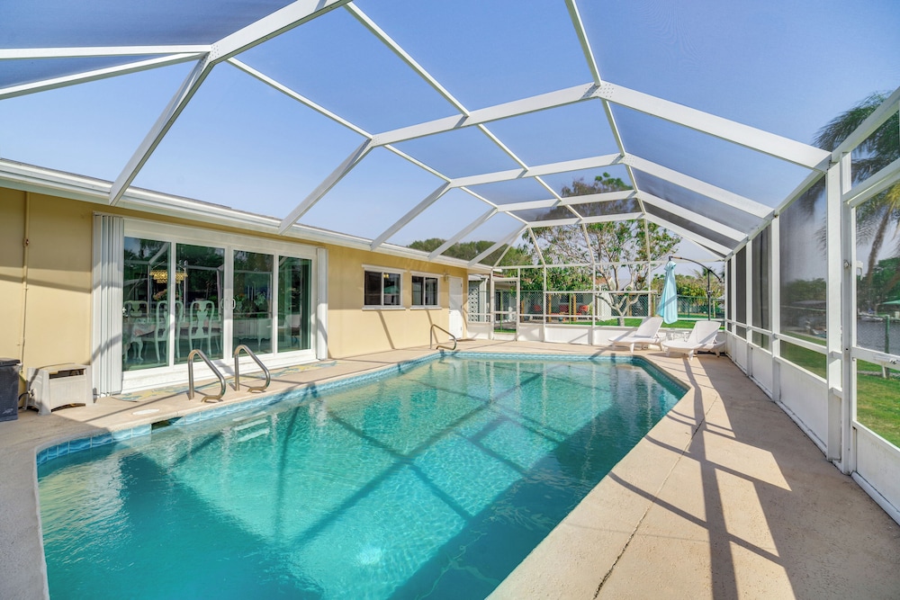 Centrally Located Cocoa Beach Haven: Walk to Shore in Cocoa Beach, United States