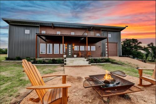 Enchanted Rock Ridge Cowboy Pool Hot Tub Firepit — 4-Star Luxury Hotel in Fredericksburg, United States