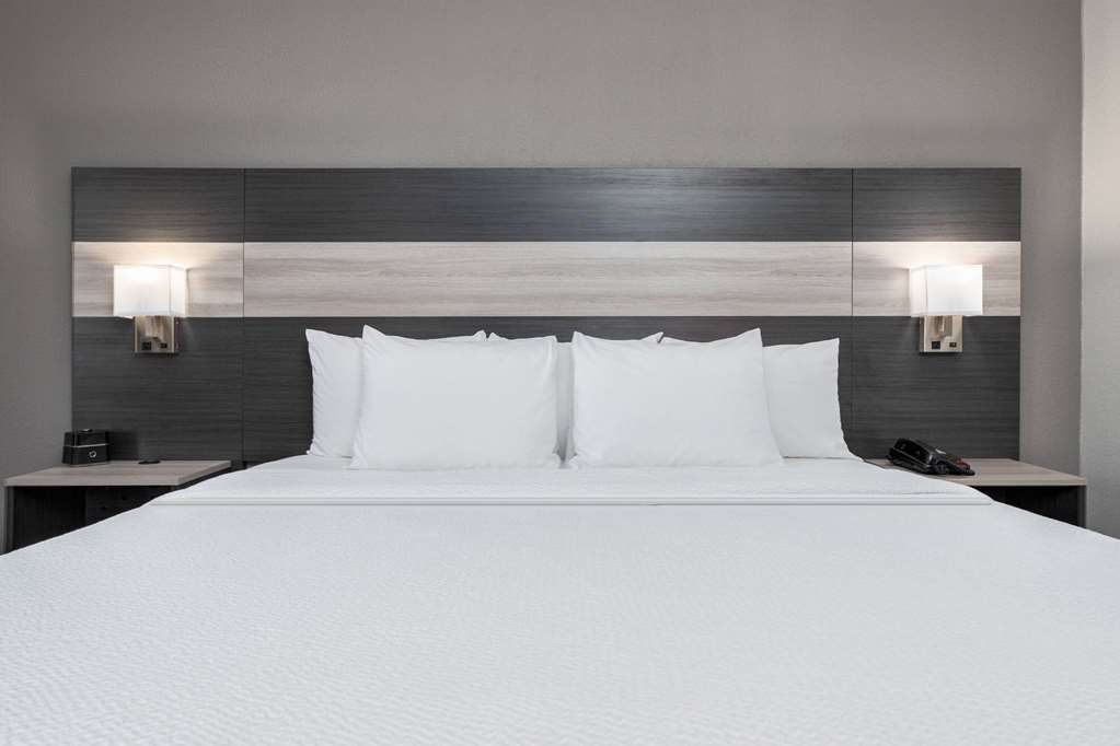 La Quinta Inn & Suites by Wyndham Allen at The Village - photo 18