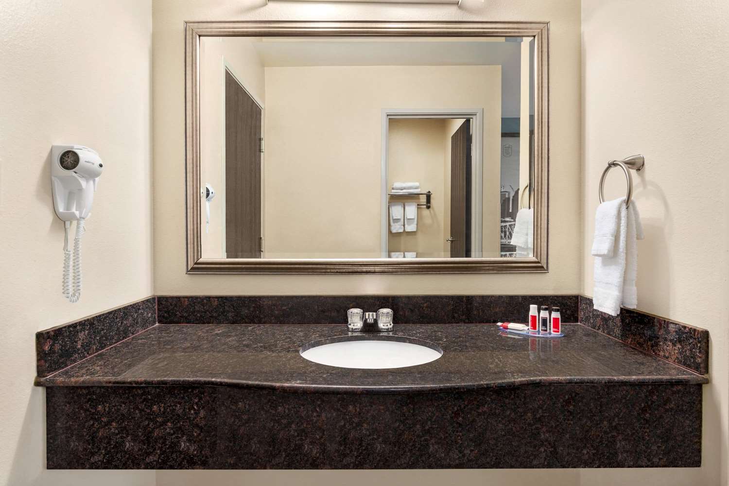 Super 8 by Wyndham Nashville Airport North - photo 35