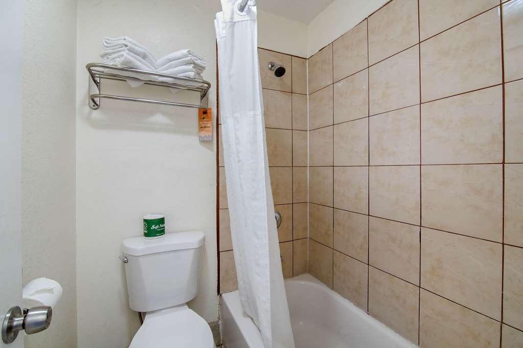 Howard Johnson Suites by Wyndham San Diego Chula Vista BayFt - photo 8